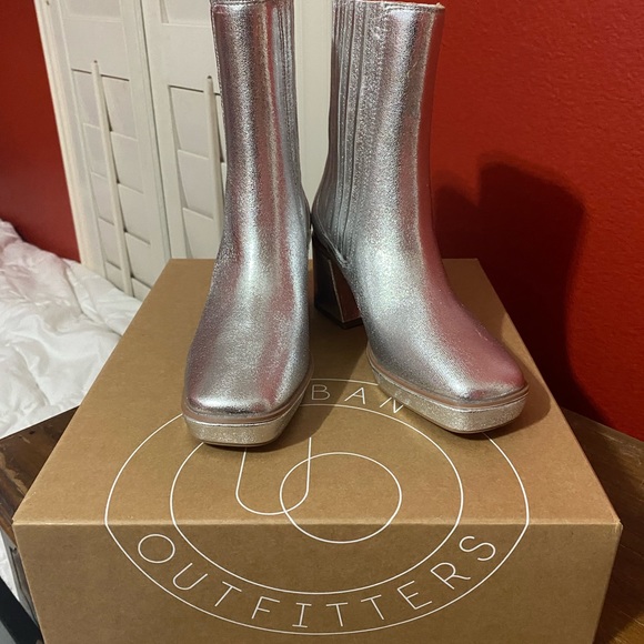 URBAN OUTFITTERS Silver Metallic AVA Square Toe Platform Chelsea Ankle Boots 7 - Picture 2 of 16